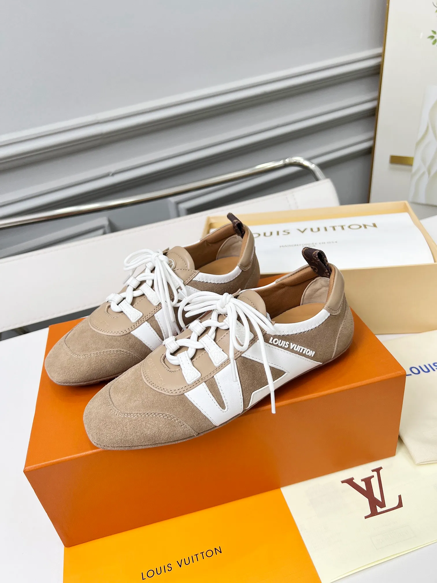 👟👟Ex-factory price 600👟👟 LV Sneakerina ballet-style sneakers are made of soft sheepskin and suede cow leather trimmings, and Monogram canvas is used to write the LV letters on the side, combining the light structure of ballet shoes with the comfortable texture of sneakers. Sacchetto craftsmanship and an injection-molded outsole complete the package, allowing for flexibility in a variety of looks. Code number: 35~41, colors are being updated...